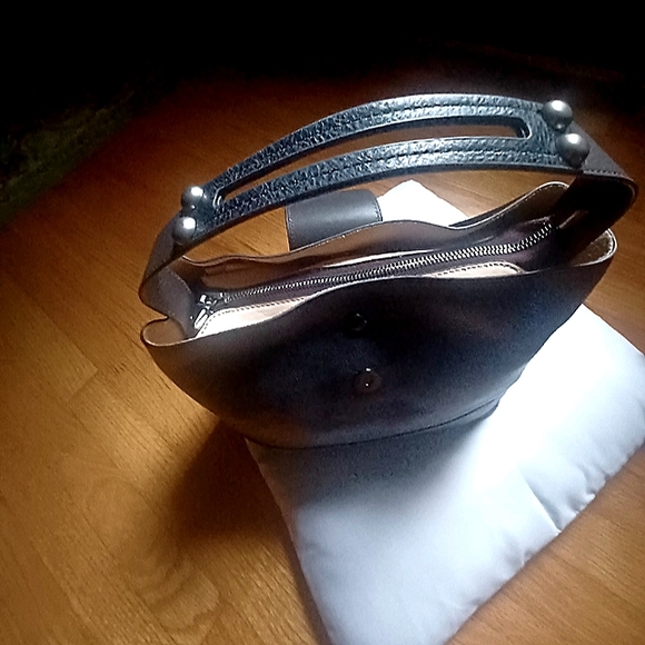 BLACK GENUINE LEATHER CROSSBODY BAG-(NWOT) - Picture 3 of 11